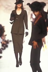 4_karl-lagerfeld-fw-1988-3_html.thumb.JPEG.4e72642f9fea61e320077f898399658e.JPEG