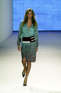 4_missoni-ss-2001-5_html.thumb.JPEG.eccac34bf07318d8d8fa94dca4737550.JPEG