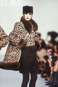 4_valentino-fw-1987-5_html.thumb.JPEG.a06b09f624ebe7cab475e984682c94d6.JPEG