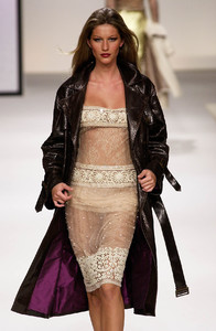 4_valentino-fw-2000-5_html.thumb.JPEG.6790bc6f73f2a6471f223534e524907a.JPEG
