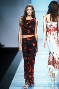 4_valentino-ss-2000-5_html.thumb.JPEG.ca764374a3205df45651713e4cd0fe7a.JPEG