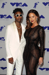 50331699_hqcelebcorner-5.jpg