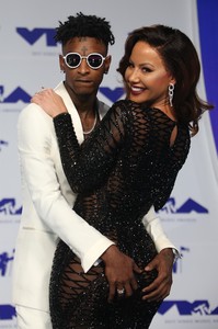 50331764_hqcelebcorner-10.jpg