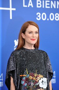 50700582_picturepub_juliannemoore_02sep2017_vff_suburbicon_photocall__3_.jpg