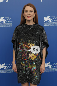 50700584_picturepub_juliannemoore_02sep2017_vff_suburbicon_photocall__5_.jpg