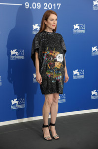 50700591_picturepub_juliannemoore_02sep2017_vff_suburbicon_photocall__10_.jpg