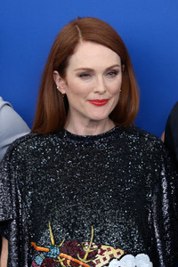 50700626_picturepub_juliannemoore_02sep2017_vff_suburbicon_photocall__33_.jpg