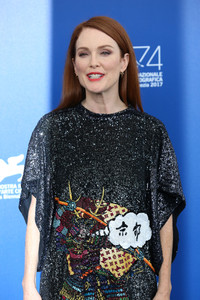 50700628_picturepub_juliannemoore_02sep2017_vff_suburbicon_photocall__34_.jpg