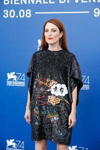 50700629_picturepub_juliannemoore_02sep2017_vff_suburbicon_photocall__35_.jpg