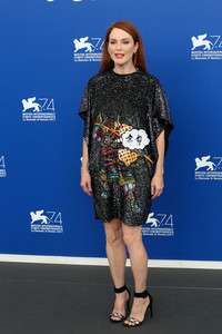 50700631_picturepub_juliannemoore_02sep2017_vff_suburbicon_photocall__36_.jpg