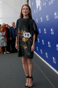 50700636_picturepub_juliannemoore_02sep2017_vff_suburbicon_photocall__39_.jpg