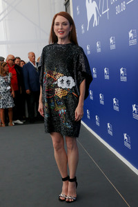 50700637_picturepub_juliannemoore_02sep2017_vff_suburbicon_photocall__40_.jpg