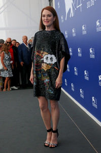 50700638_picturepub_juliannemoore_02sep2017_vff_suburbicon_photocall__41_.jpg