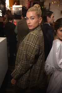 50950105_picturepub-hailey-baldwin-032.jpg