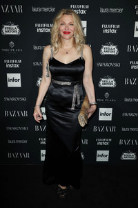 51097135_courtney-love-attends-harper-s-bazaar-icons-party-during-new-york-fashion-week.thumb.jpg.832a0691e5d07ea478d6521010ee9adc.jpg
