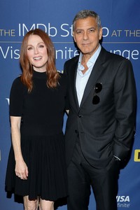 51298423_julianne-moore-013.jpg