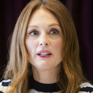 51328043_julianne-moore-017.jpg