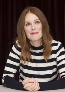 51328132_julianne-moore-026.jpg