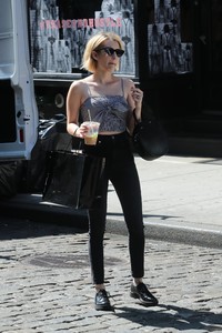 51361223_emma-roberts-40.jpg