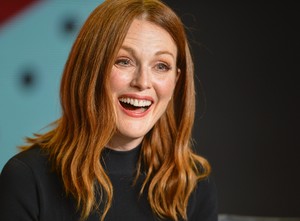 51425472_julianne-moore001.thumb.jpg.523db1ba0a67124ca8f67c8441c923c5.jpg