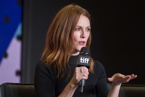 51425482_julianne-moore003.thumb.jpg.af4d6f7fe5706681be2825a42327a0c9.jpg