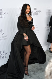 51616794_rihanna-6.jpg