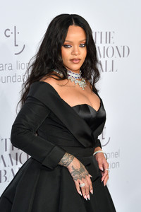 51616809_rihanna-11.jpg