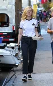 51694038_elle-fanning-21.jpg