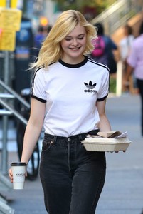 51694040_elle-fanning-12.jpg