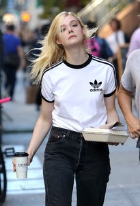 51694043_elle-fanning-14.jpg