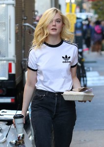 51694047_elle-fanning-15.jpg