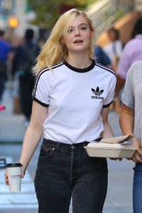 51694052_elle-fanning-22.jpg