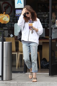 51725604_lily-collins-5.jpg