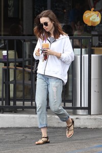 51725605_lily-collins-6.jpg