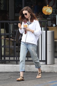 51725608_lily-collins-7.jpg