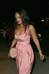 51873235_rihanna-4.thumb.jpg.2fa8615d1d046db48520417a062cfe50.jpg