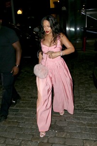 51873247_rihanna-6.thumb.jpg.4cf113ce87b08e59be9e299482524040.jpg