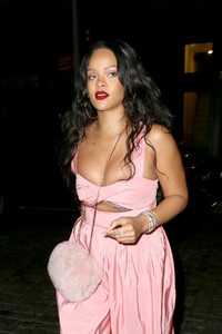 51873261_rihanna-8.thumb.jpg.23d53388386918e61c4db36e5b27c3c5.jpg