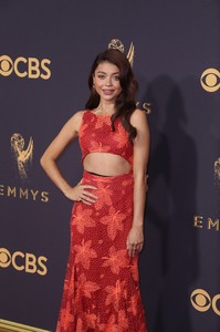 51892261_sarah-hyland_picturepub-008.jpg