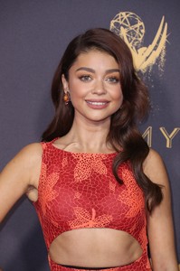 51892292_sarah-hyland_picturepub-015.jpg