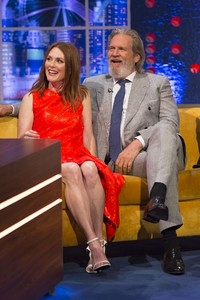 51961915_51955079_hqcelebcorner-11.jpg
