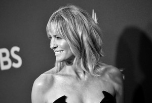52042417_hqcelebcorner-3.jpg
