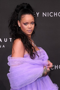 52092765_rihanna-5.jpg