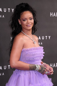 52092780_rihanna-9.jpg