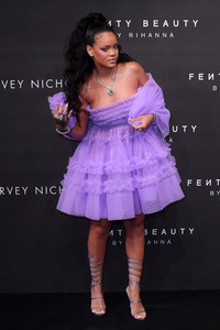52092813_rihanna-18.jpg