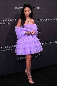 52092839_rihanna-24.jpg
