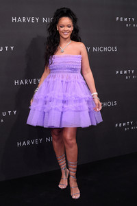 52092841_rihanna-25.jpg