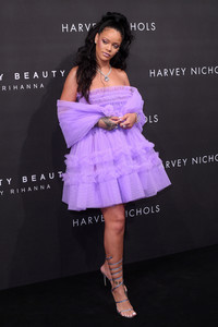 52092844_rihanna-26.jpg