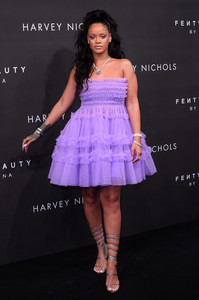 52092851_rihanna-27.jpg