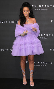 52092897_rihanna-32.jpg